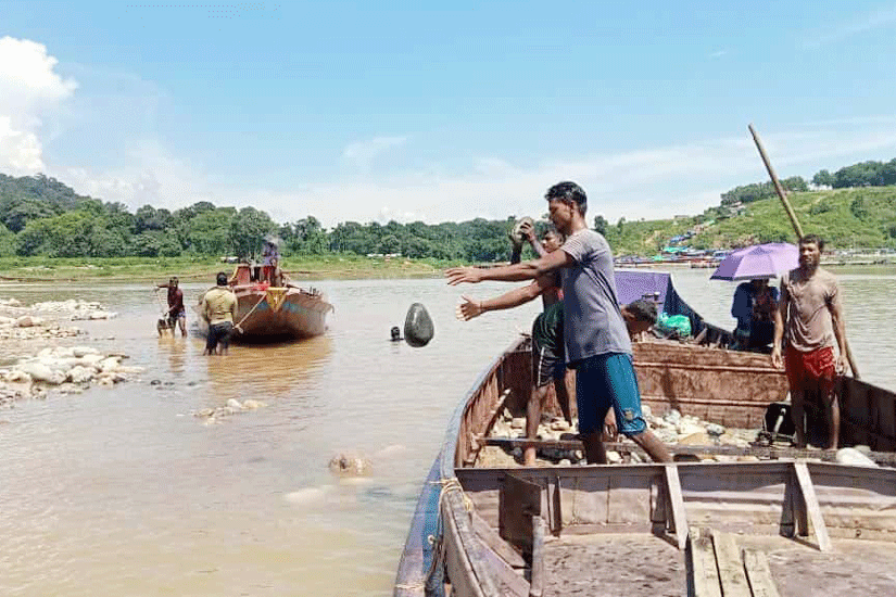 গোয়াইনঘাটে দেড়হাজার ঘনফুট সাদা পাথর উদ্ধার, নৌকা ধ্বংস