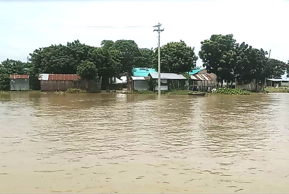 চাঁপাইনবাবগঞ্জে কমছে পদ্মার পানি, দুর্গত এলাকায় শুকনো খাবারের সংকট