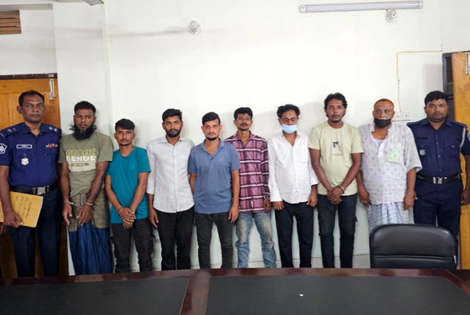 চাঁদপুরে জাহাজ থেকে চিনি চুরির চেষ্টা, গ্রেফতার ৮