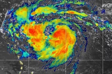 ঘণ্টায় ২৬০ কিমি বেগে এগোচ্ছে ক্যাটাগরি-৫ হ্যারিকেন এরিন