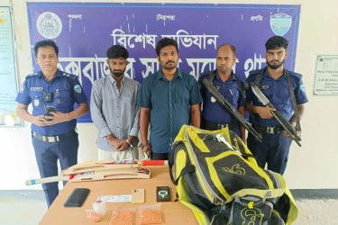 ক্রিকেট ব্যাটে লুকানো ৫,১০০ পিস ইয়াবা উদ্ধার, দুই যুবক আটক