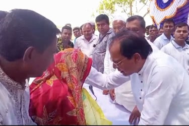 লালমনিরহাটে বন্যার্তদের মাঝে বিএনপির ত্রাণ বিতরণ