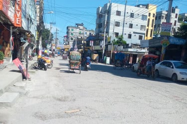 ভাদ্র ফিরেছে স্বরুপে, খরতাপে রাস্তা ফাঁকা