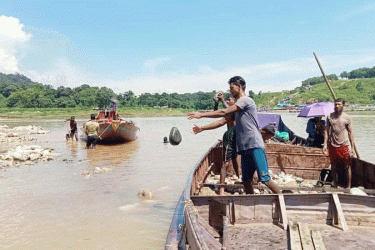 গোয়াইনঘাটে দেড়হাজার ঘনফুট সাদা পাথর উদ্ধার, নৌকা ধ্বংস