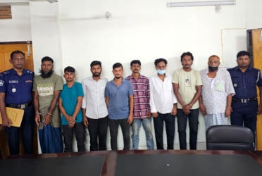 চাঁদপুরে জাহাজ থেকে চিনি চুরির চেষ্টা, গ্রেফতার ৮