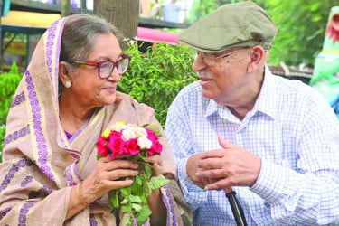 তাদের ঘিরেই নাটক