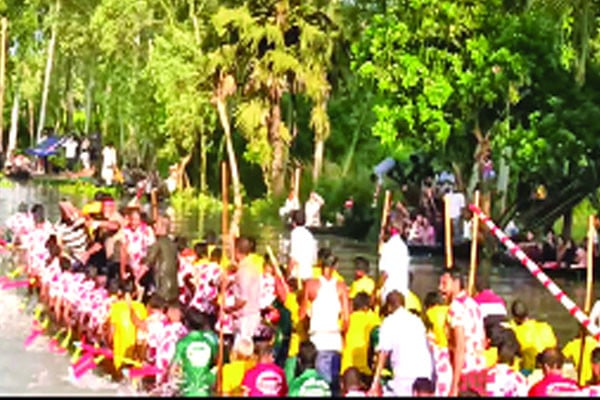 নদীতে নৌকাবাইচ