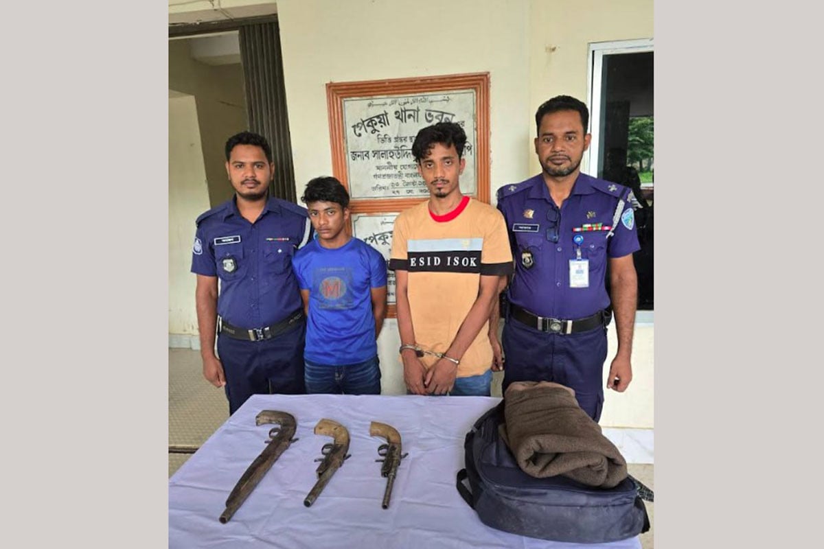 পেকুয়ায় অস্ত্রসহ আটক ২
