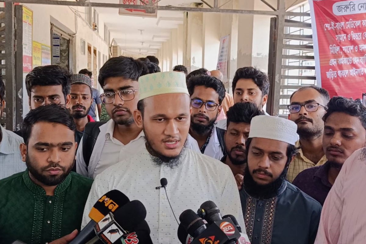 বরিশালে ইন্টার্ন চিকিৎসকের ২৪ ঘন্টার আল্টিমেটাম, শিক্ষার্থীদের ক্লাস বর্জন