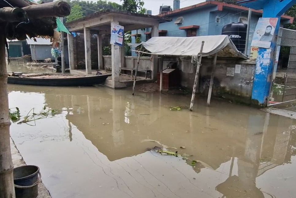 চাঁপাইনবাবগঞ্জে কমতে শুরু করেছে পদ্মার পানি