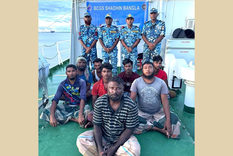 সাগরে তিন দিন ভেসে থাকা ৮ জেলেকে উদ্ধার করল কোস্টগার্ড