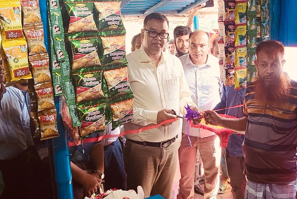 ২৩ বছর কারাভোগ করা দুলালের পাশে জেলা প্রশাসক