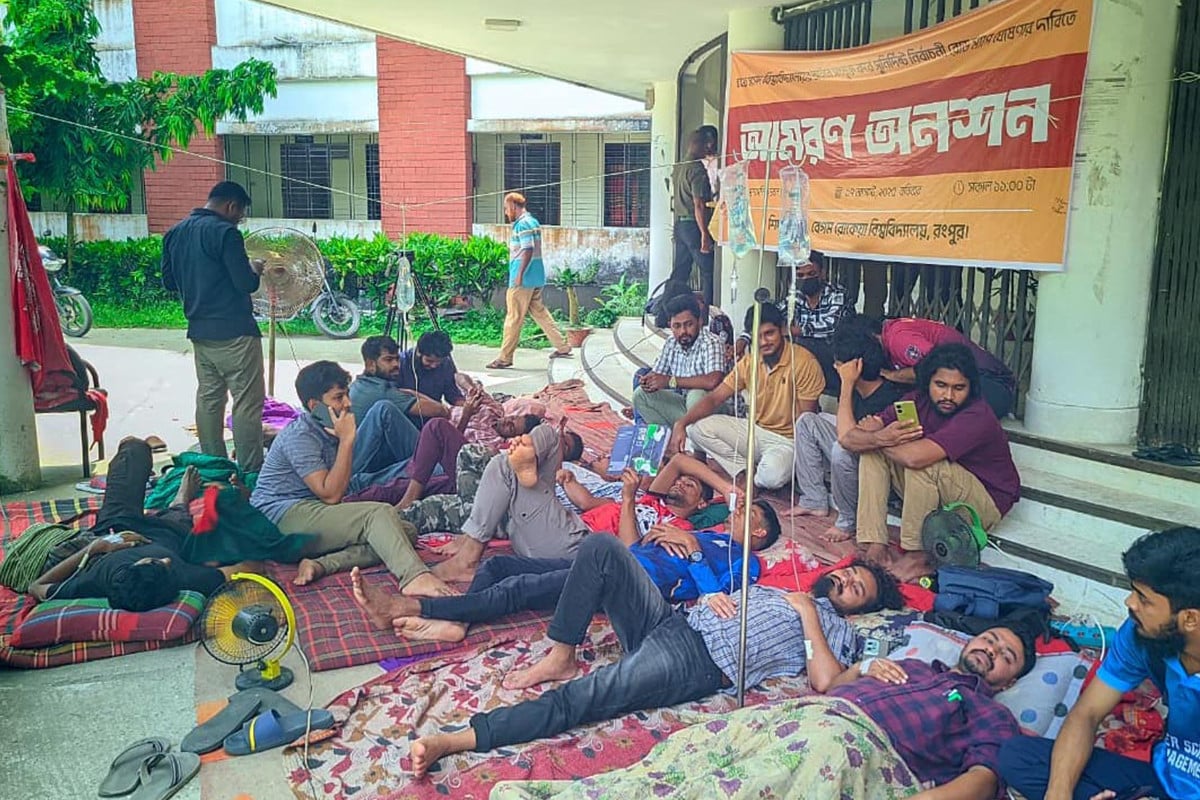 বেরোবিতে আমরণ অনশনে অসুস্থ পাঁচ শিক্ষার্থী