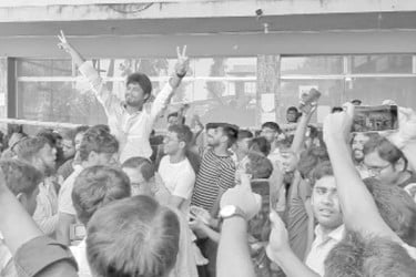 অনশন ভেঙে উচ্ছ্বাস রবীন্দ্র বিশ্ববিদ্যালয় শিক্ষার্থীদের