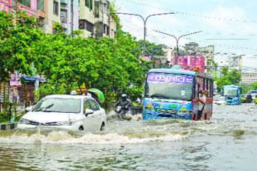 রাজধানীতে মুষলধারে বৃষ্টি জলাবদ্ধতা যানজট ভোগান্তি