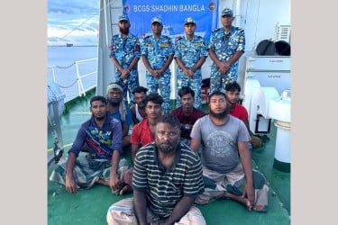 সমুদ্রে ভাসতে থাকা ৮ জেলেকে উদ্ধার করল কোস্ট গার্ড