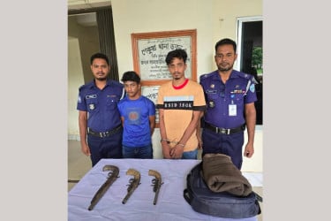 পেকুয়ায় অস্ত্রসহ আটক ২