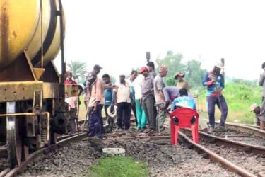 ১৩ ঘণ্টা পর রাজশাহী-রহনপুর রুটে ট্রেন চলাচল স্বাভাবিক