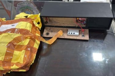 তরুণীর প্রেমে প্রত্যাখ্যাত হয়ে স্বামীকে আইইডি বোমাসহ স্পিকার বক্স উপহার তরুণের