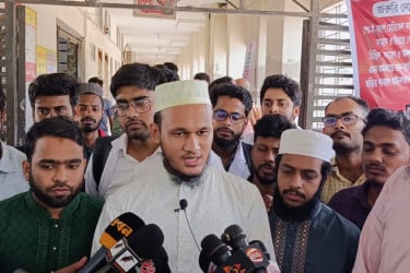 বরিশালে ইন্টার্ন চিকিৎসকের ২৪ ঘন্টার আল্টিমেটাম, শিক্ষার্থীদের ক্লাস বর্জন