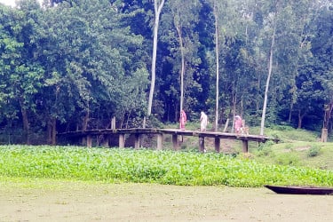দিনাজপুরে ৭ গ্রামের মানুষের ৩০ বছর ধরে সেতুর অপেক্ষা