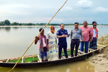 দুর্ভোগ কমাতে প্রশাসনের নৌকা প্রদান