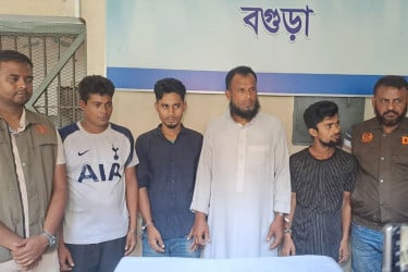 বগুড়ায় ডেইরি ফার্মে ডাকাতি, গ্রেফতার ৫