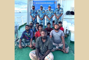 সাগরে তিন দিন ভেসে থাকা ৮ জেলেকে উদ্ধার করল কোস্টগার্ড