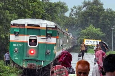 আশুগঞ্জে চলন্ত অবস্থায় দুই ভাগ হলো ট্রেন