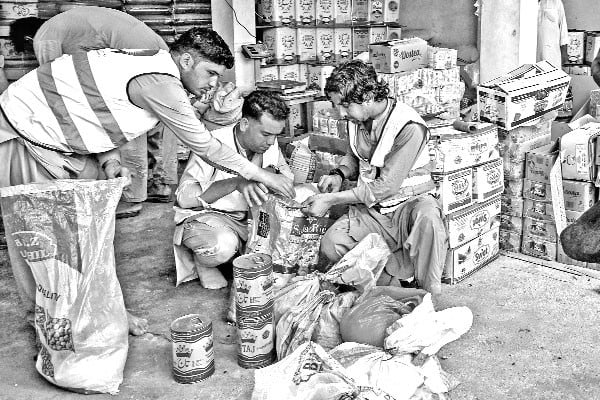 বন্যার্তদের জন্য খাবার ও জরুরি সামগ্রী প্রস্তুত করছেন স্বেচ্ছাসেবীরা