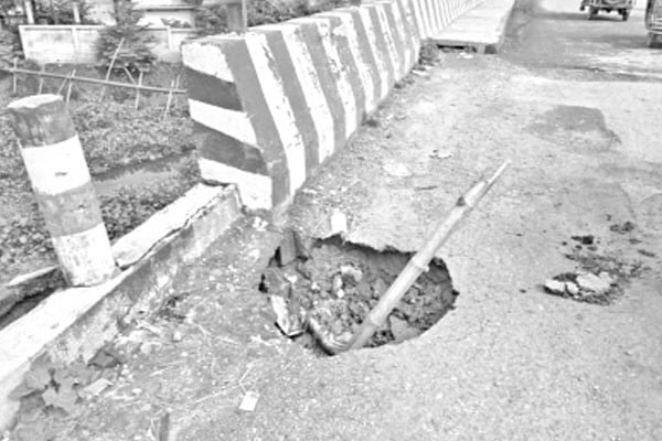 দুই সেতুতে গর্ত চলাচলে ঝুঁকি