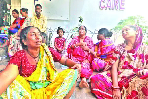 দাঁড়িয়ে থাকা কাভার্ড ভ্যানে পিকআপের ধাক্কা, নিহত ৫