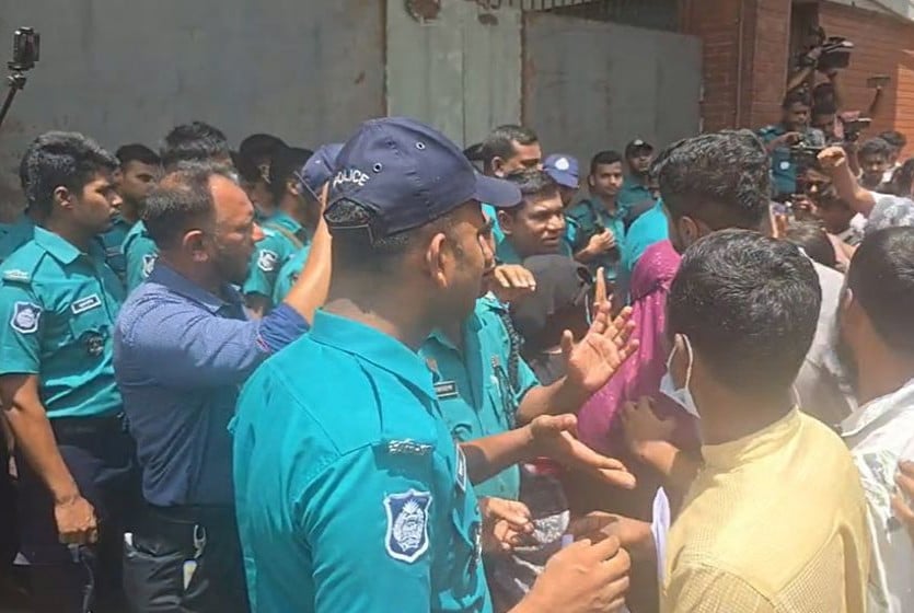 সচিবালয়ের সামনে অবস্থান জুলাই শহীদ পরিবার ও আহতদের