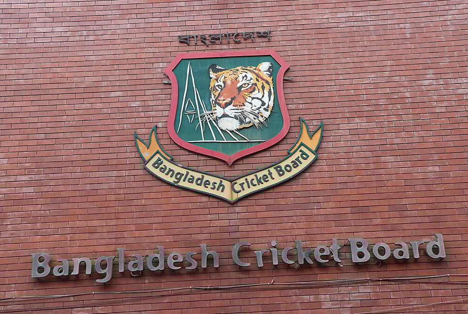 ক্রিকেটারদের সোশ্যাল মিডিয়া ব্যবহার কমানোর পরামর্শ বিসিবির