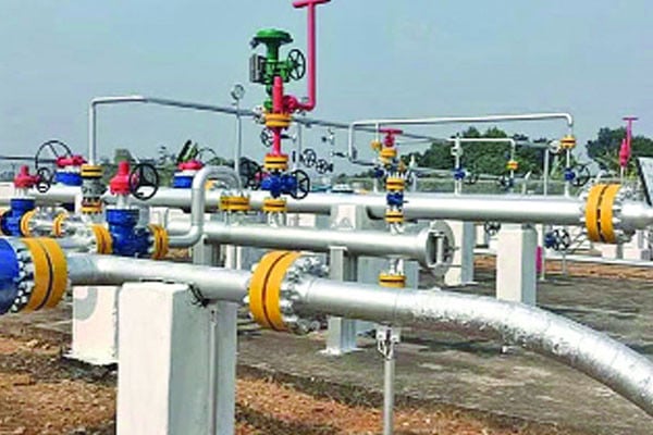 গ্যাসচোরেরা কাজ করছে মিলেমিশে