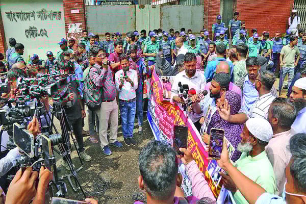 সচিবালয়ের সামনে জুলাই শহীদ স্বজন ও আহতদের বিক্ষোভ