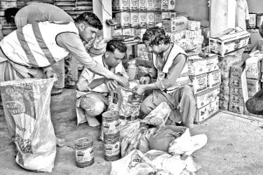 বন্যার্তদের জন্য খাবার ও জরুরি সামগ্রী প্রস্তুত করছেন স্বেচ্ছাসেবীরা