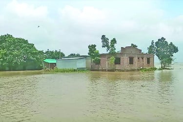 বন্যাদুর্গত এলাকায় শুকনা খাবারের তীব্র সংকট