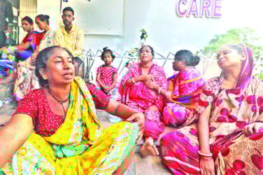 দাঁড়িয়ে থাকা কাভার্ড ভ্যানে পিকআপের ধাক্কা, নিহত ৫
