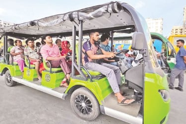 বসুন্ধরায় শাটল গাড়ি