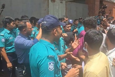 সচিবালয়ের সামনে অবস্থান জুলাই শহীদ পরিবার ও আহতদের