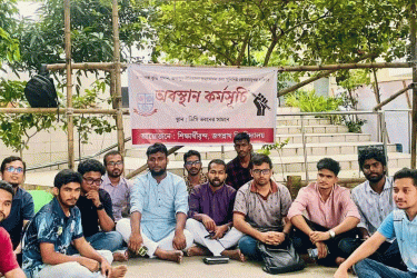 দুই দফা দাবিতে জবি ছাত্রনেতাদের অবস্থান কর্মসূচি