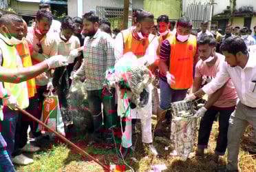 লক্ষ্মীপুরে হাসপাতাল আঙিনা পরিষ্কার করল স্বেচ্ছাসেবক দল
