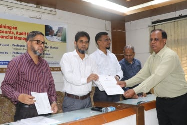 বাউবিতে হিসাব ও আর্থিক ব্যবস্থাপনা বিষয়ক প্রশিক্ষণের সনদ বিতরণ