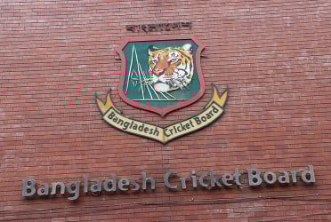ক্রিকেটারদের সোশ্যাল মিডিয়া ব্যবহার কমানোর পরামর্শ বিসিবির