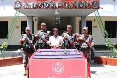 যশোরে স্বর্ণের বার জব্দ, আটক ১