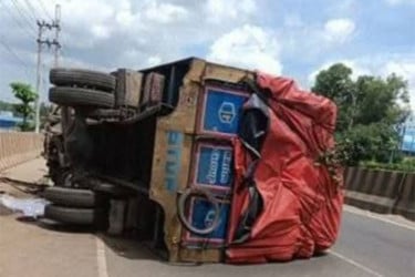 সীতাকুণ্ডে উল্টে যাওয়া তুলাবোঝাই ট্রাক সরাতে ১৩ ঘণ্টার ভোগান্তি