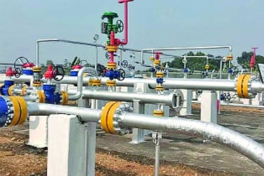গ্যাসচোরেরা কাজ করছে মিলেমিশে