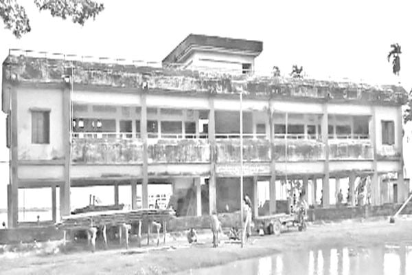 নদীভাঙন ঝুঁকিতে স্কুল ভবন