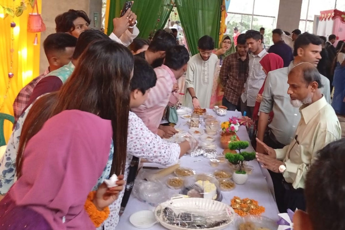 বর্ণাঢ্য ফুড ফেস্টিভ্যালে মাতলেন শিক্ষক-শিক্ষার্থীরা